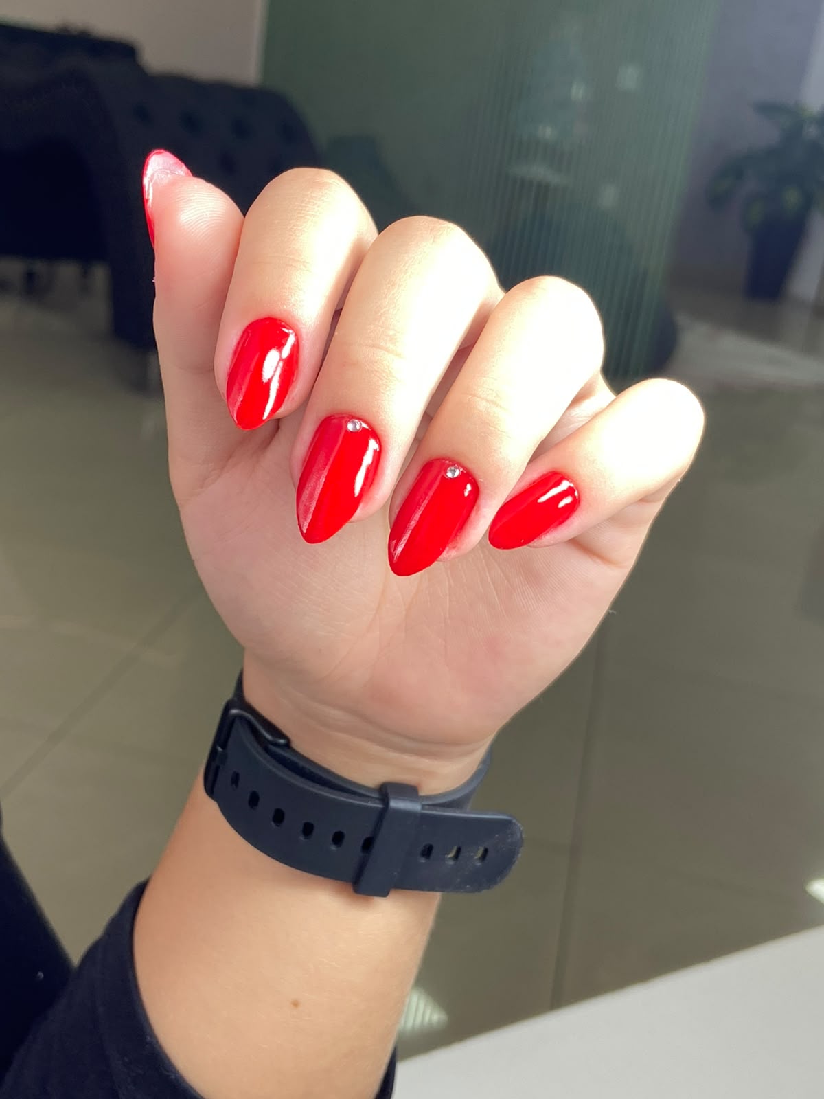 Manicure — esmalte vermelho amendoada
