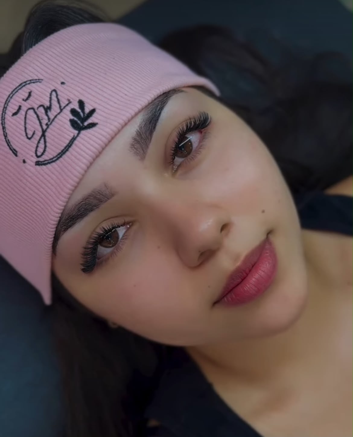 Cliente Studio Beauty J.M com cílios finalizados